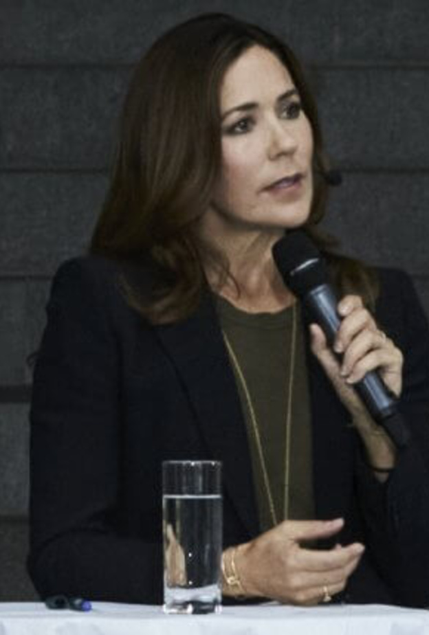 الأميرة ماري تلتقي بفتيات من إفريقيا