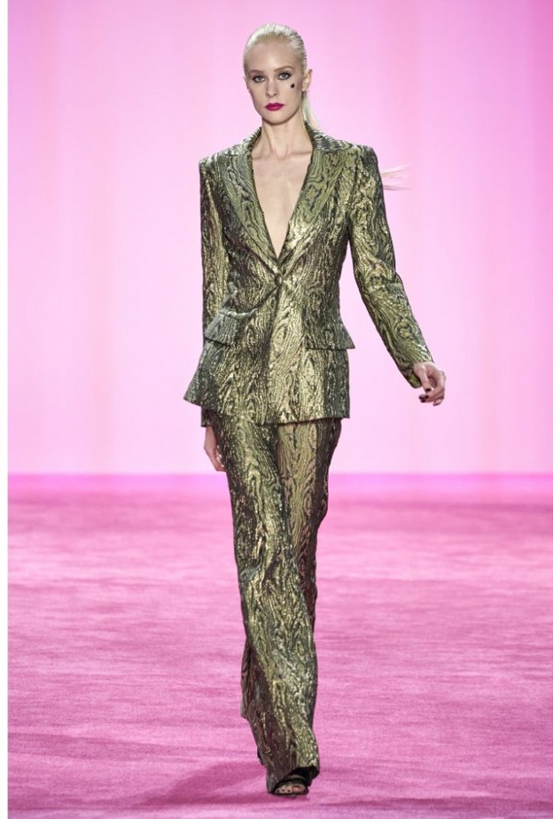  موديلات بدلات رسمية ذهبية تناسب سهرات خريف 2020 من Christian Siriano