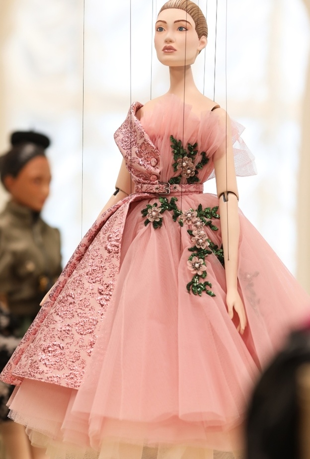 فساتين خطوبة باللون الوردي من moschino