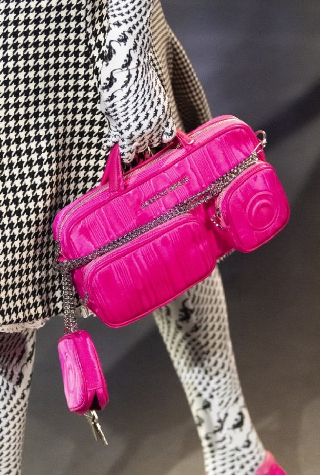  حقائب يد باللون الزهري القوي من دار Marine Serre