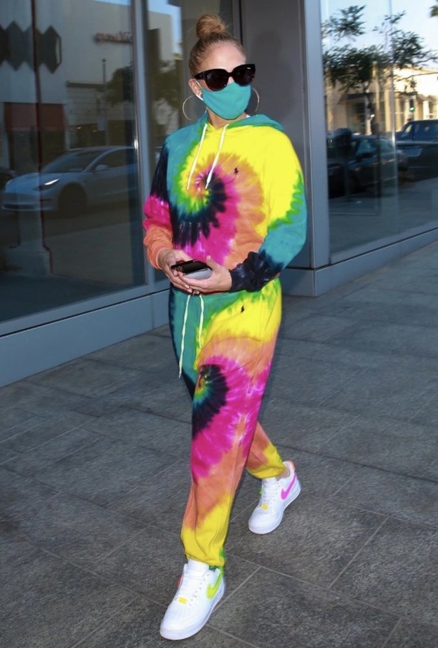 أحدث إطلالات جينيفر لوبيز الملونة والمرحة في بيفرلي هيلز