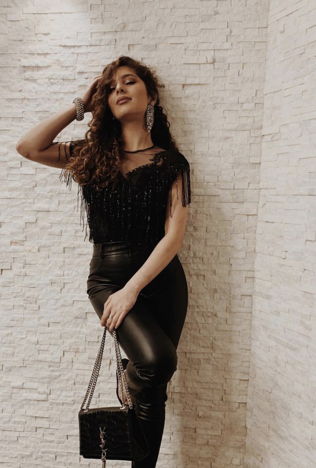 اعتمدت مايان السيد تنسيق باللون الأسود