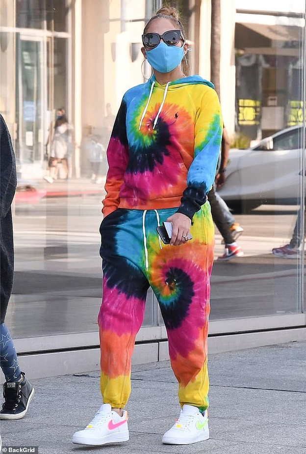 خطفت النجمة جينيفر لوبيز الأنظار ببدلة رياضية عصرية من مجموعة رالف لورين