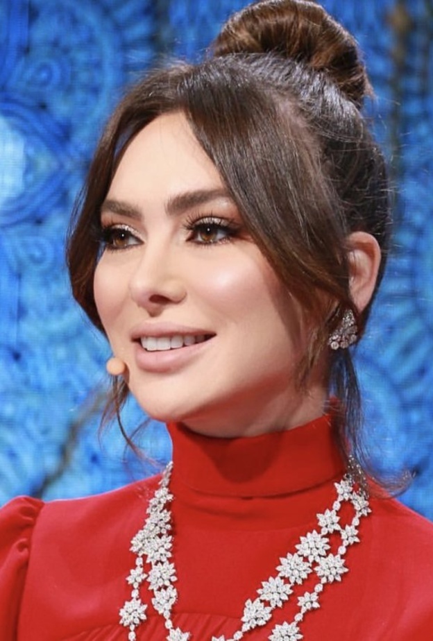 تسريحة الكعكة المرفوعة مع الغرة الطويلة بأسلوب ستيفاني صليبا