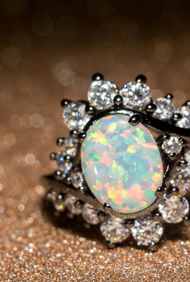  يعتبر حجر الأوبال من الأروع لتزيين المجوهرات