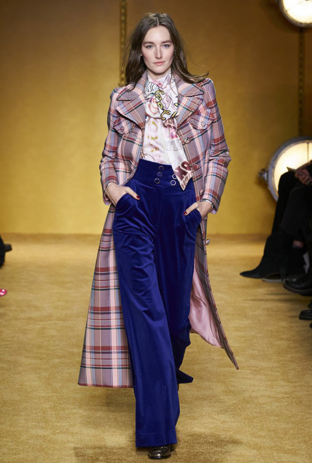  موديلات بناطيل المخمل النيلية لخريف 2020 من دار Zimmermann