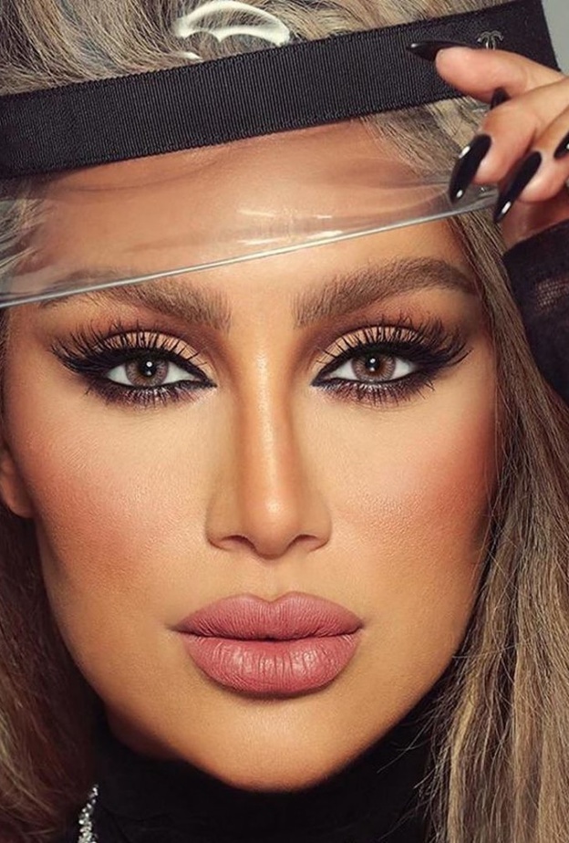 مكياج عرائسي بارز من مايا دياب بالألوان الترابية