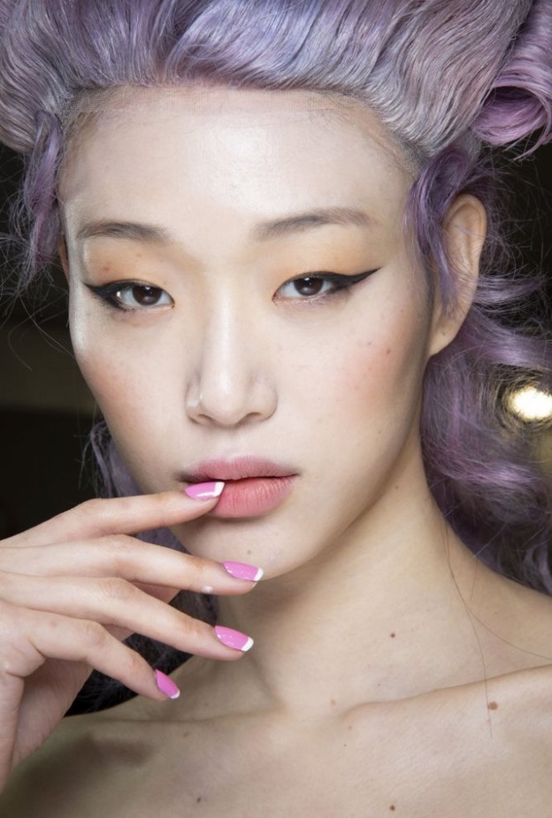 رسومات اظافر باللون الزهري الفرانش من Moschino