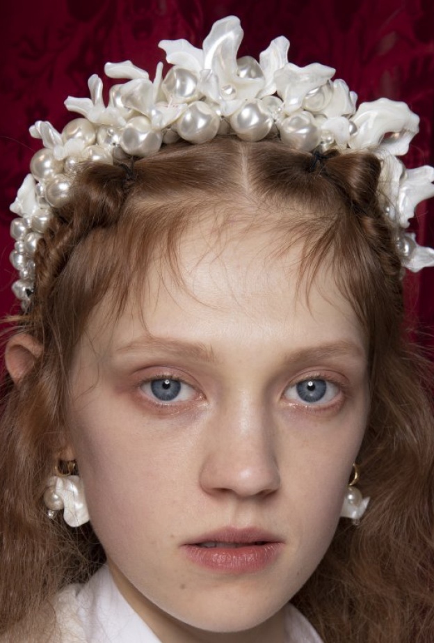 اكسسوارات شعر باللون الابيض مع باند اللؤلؤ من دار Simone Rocha