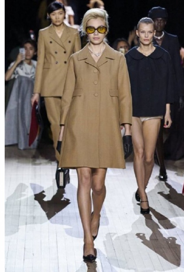  معاطف مستقيمة بأسلوب الفستان الابيض والريش من دار Giambattista Valli