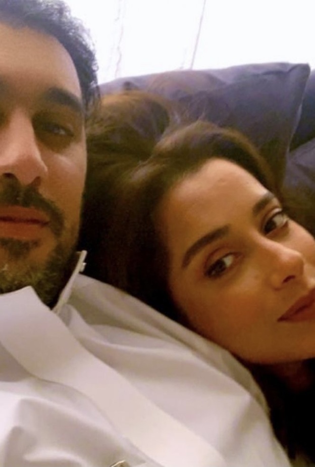 نشرت بلقيس فتحي صورة عفوية جديدة لها برفقة زوجها