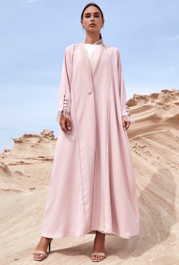 عباية شبابية بقصة عصرية باللون الزهري الفاتح من تصميم Qlu