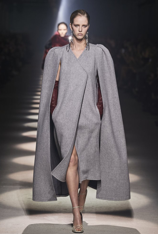  تنسيق الملابس باللون الرمادي مع الفستان المريح من دار Givenchy