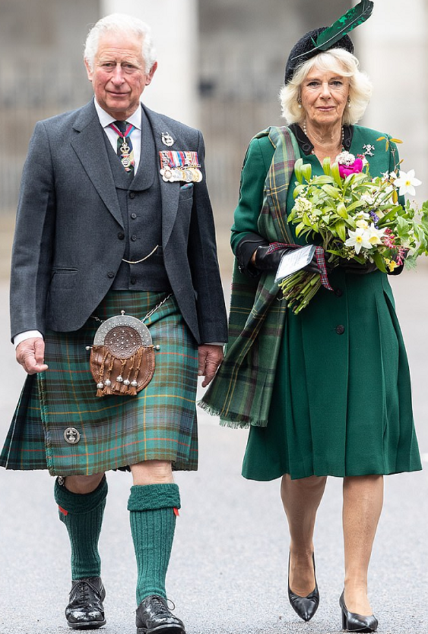 لماذا يرتدي الأمير تشارلز التنورة عند زيارته إلى اسكتلندا؟