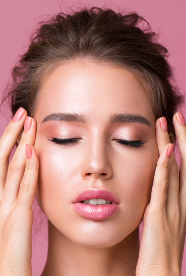 مكياج وردي ناعم دعما لمريضات سرطان الثدي