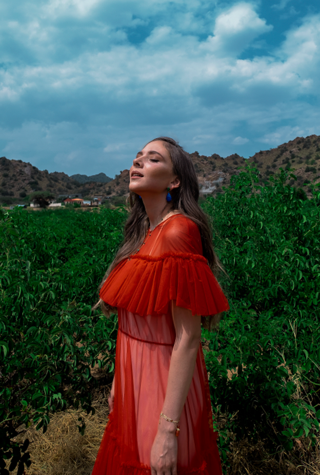 فستان من آلاء هاشم Alaa Hashim. أقراط وعقد من ذا ستون The Stone.