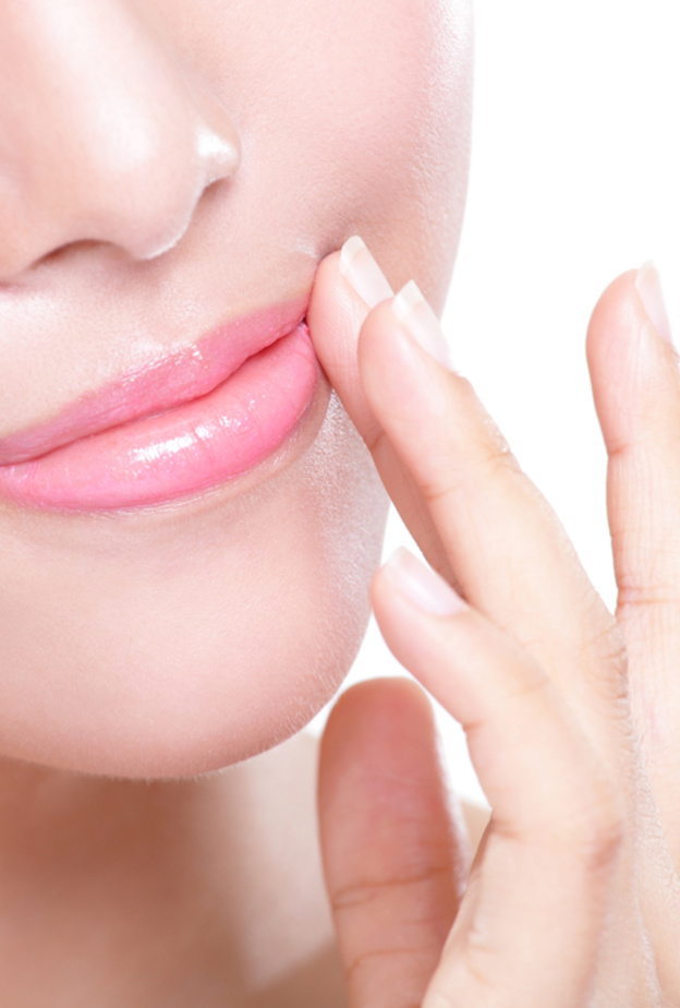 طريقة تقشير وتوريد الشفايف باستخدام الفراولة والعسل.