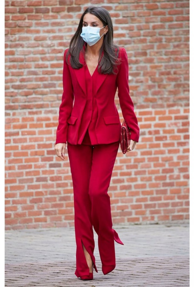  بدت الملكة ليتيزيا ساحرة ببدلة باللون الأحمر من تصميم Roberto Torretta