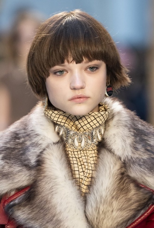 قصات شعر جريئة مع الغرة الامامية من دار Chloe