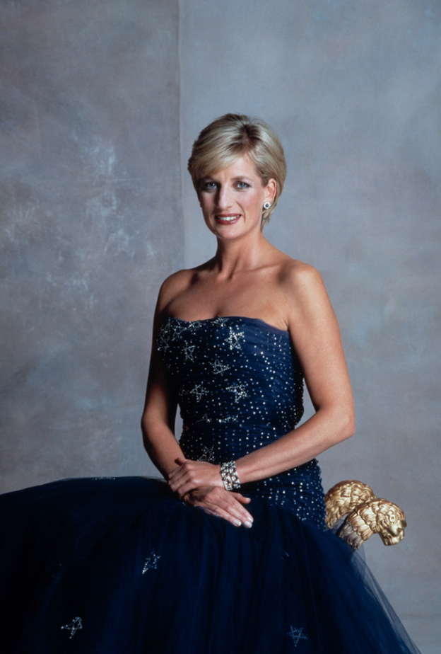 قطع المجوهرات المزينة بالأحجار الكريمة لسيدات العائلات الملكية وفقا لشهور ميلادهن