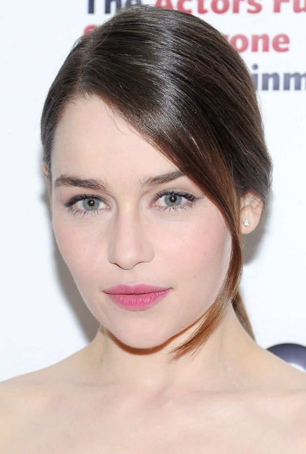 احمر شفاه باللون الزهري الفاتح من اطلالة Emilia Clarke