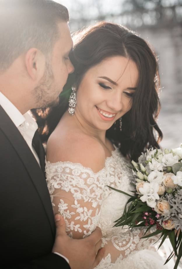  دعي عريسك لا يشتم الا كل رائحة مميزة من شعرك