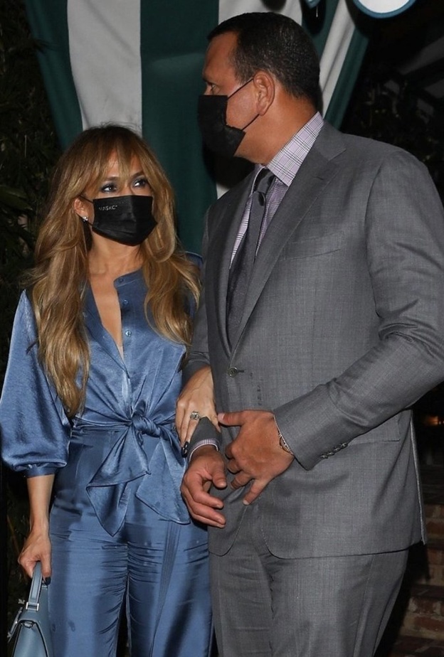 جينيفر لوبيز تظهر قصة شعرها الجديدة في أحدث ظهور لها برفقة خطيبها