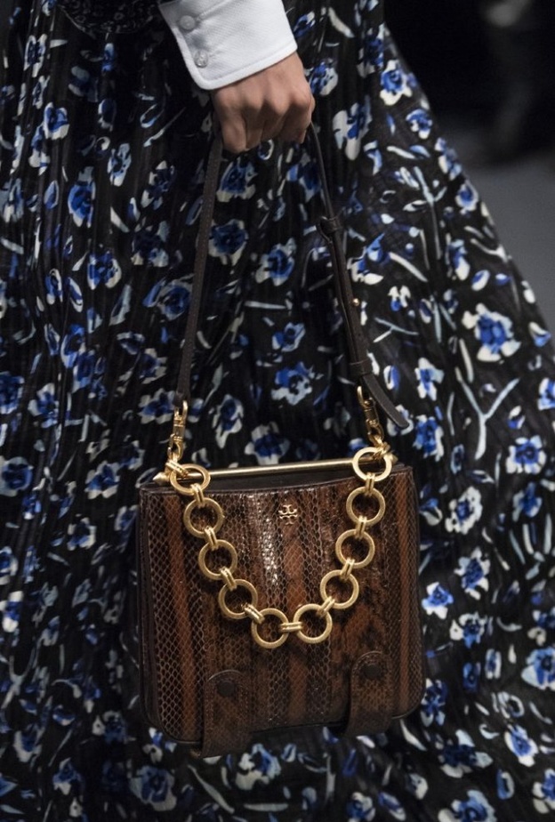  موديلات حقائب يد مع السلاسل العريضة والذهبية من دار Tory Burch