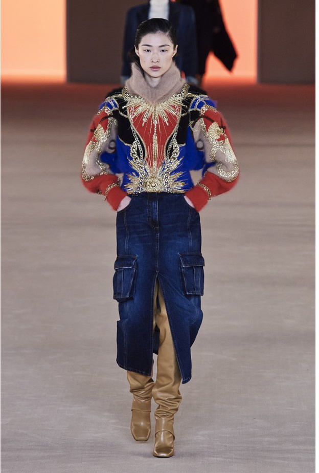 إختاري الكنزة المزيّنة بالنقشات وأكملي الإطلالة بجزمة من وحي إطلالة Balmain