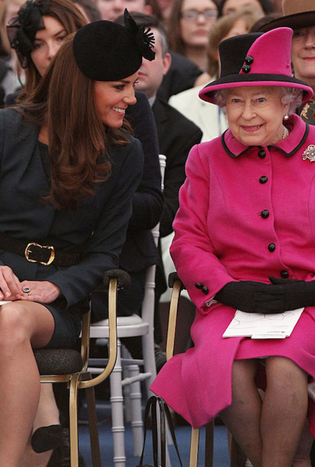 عروض الأزياء.. شغف سيدات القصور الملكية على مر السنين