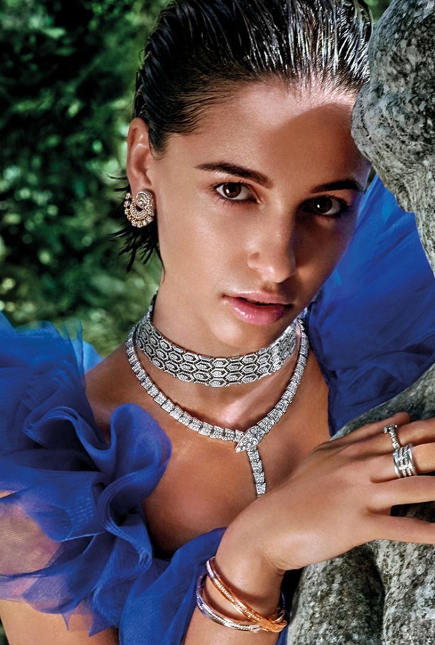 نعومي سكوت Naomi Scott  متزينة بمجوهرات سيربنتي من بولغري 