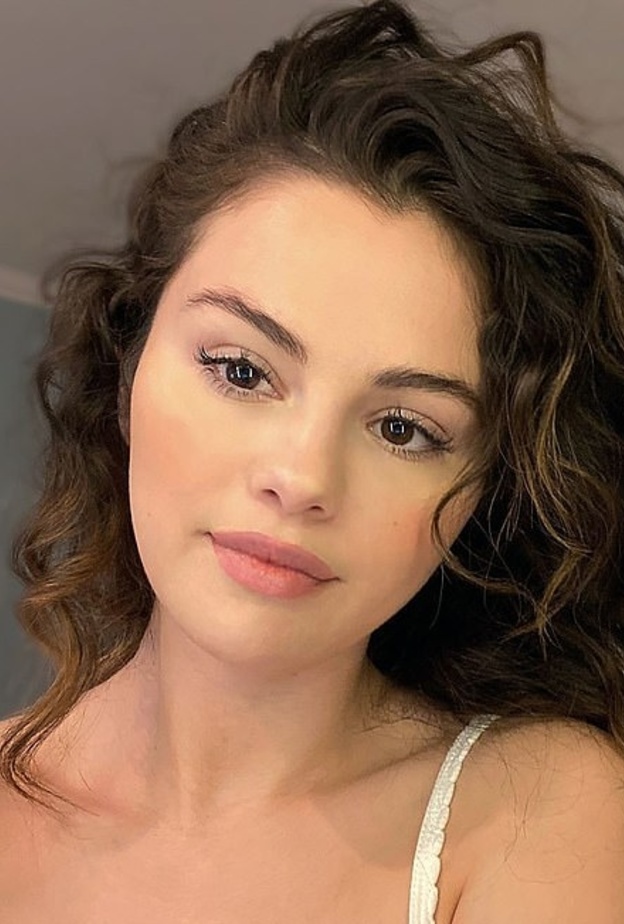 سيلينا جوميز تستعد لإنتاج وبطولة فيلم الرعب النفسي Dollhouse