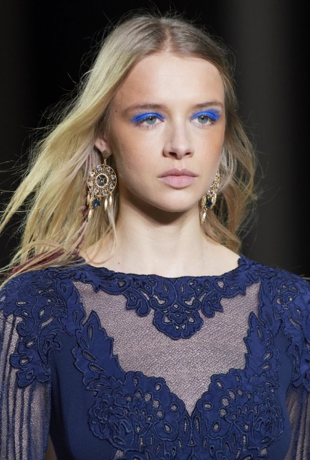  الوان ظلال عيون زرقاء وقوية لخريف 2020 من وحي Tadashi Shoji