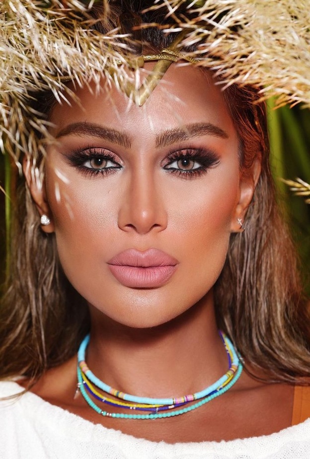 رسمات حواجب عريضة وفاتحة على طريقة النجمة مايا دياب