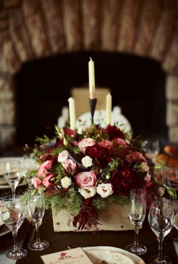 سنتربيسات مميزة لثيم الزفاف باللون البرغندي