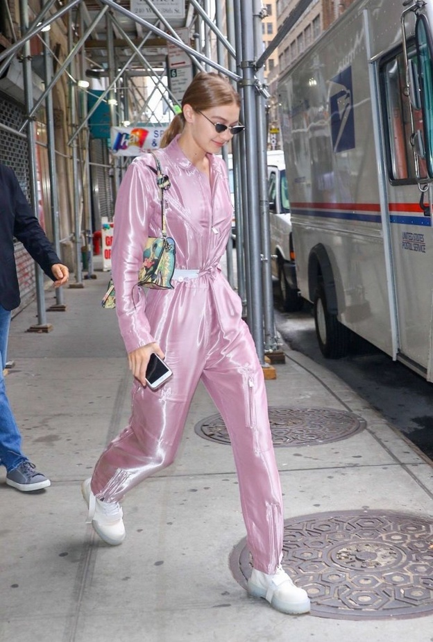  اطلالة شبابية في جمبسوت ميتالك باللون الزهري اعتمدتها جيجي حديد