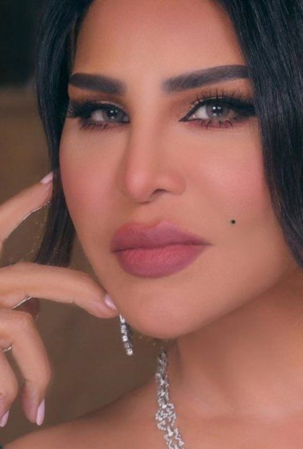 مكياج يناسب الفستان الوردي في شهر التوعية من سرطان الثدي