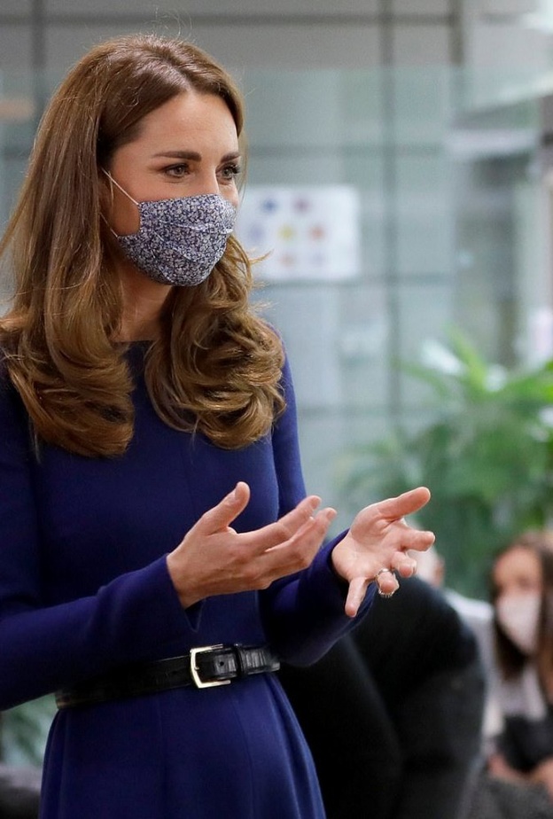 خطفت كيت الأنظار بفستان ميدي من تصميم Emilia Wickstead