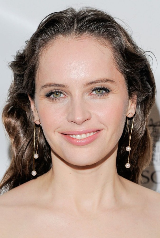 الشعر المبلل مع المكياج الناعم