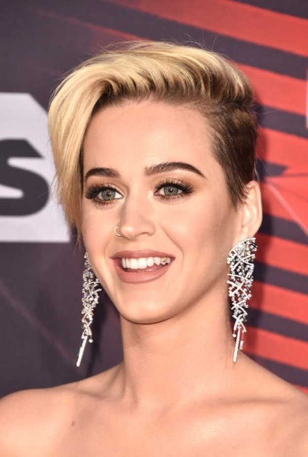  أقراط كيتي بيري من جيكوب اند كو Jacob & Co