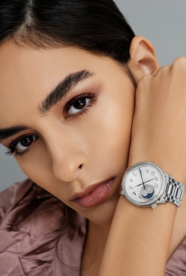 ساعة "إيجيري مون فاز" Égérie Moon Phaseمن الفولاذ. من دار "ڤاشرون كونستنتان" Vacheron Constantin فستان من "ميو ميو" Miu Miu