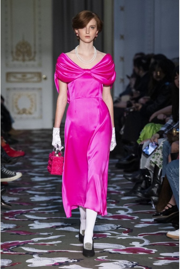 اطلالات عصرية باللون الوردي لدعم حملة التوعية من سرطان الثدي مع الفستان من Shrimps