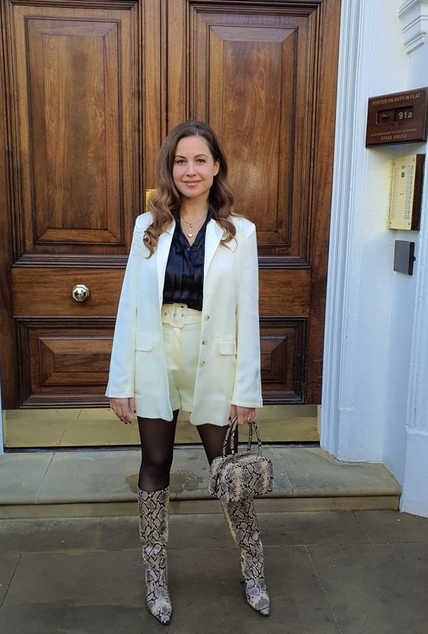  ريا ابي راشد في احدث اطلالاتها تتألق بالهوت شورت وجلد الثعبان