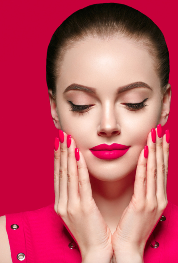 احدث واجمل رسومات اظافر باللون الوردي للتوعية بمخاطر سرطان الثدي