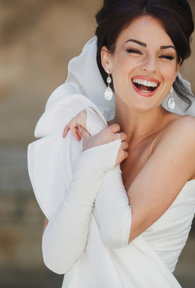  ابتسامتك الساحرة في يوم الزفاف تزيدك جمالا