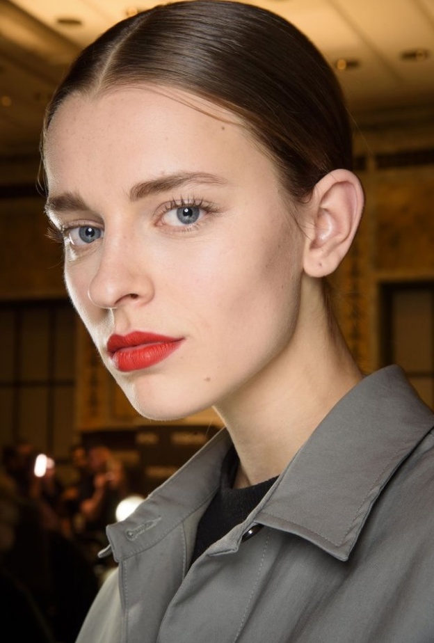  احمر شفاه مرجاني مات من وحي اطلالات Oscar De La Renta