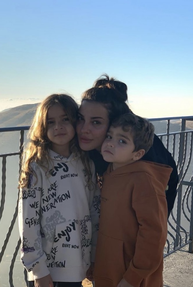 نادين نسيب نجيم تستمتع بالأجواء الباردة مع ابنها جيوفاني وابنتها هافن