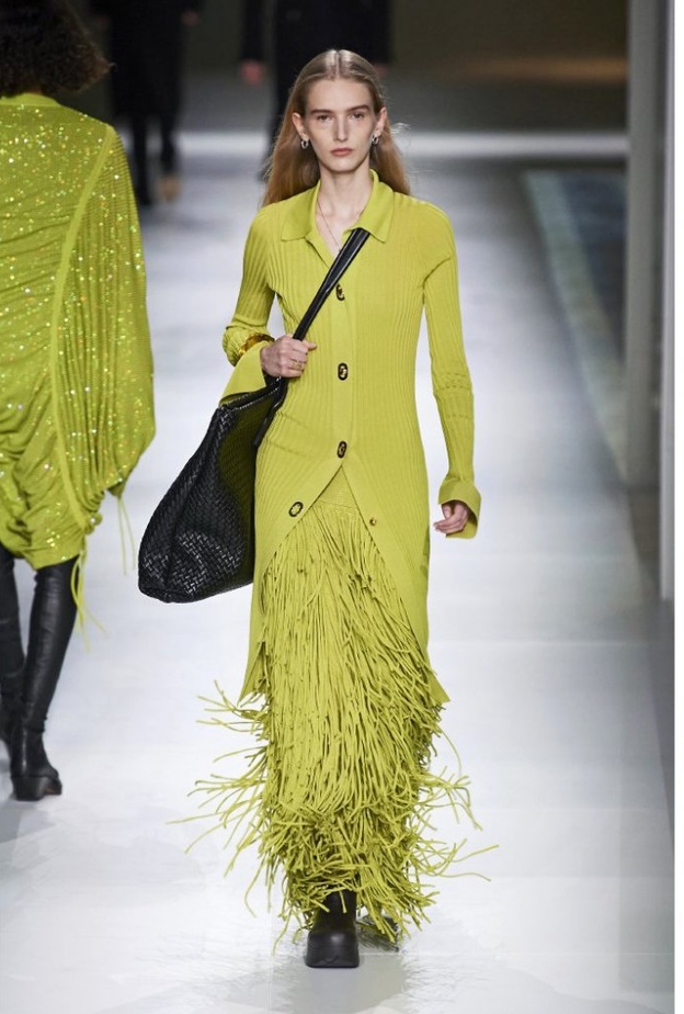 تنسيق موضة الشراريب مع التنانير الطويلة من دار Bottega Veneta