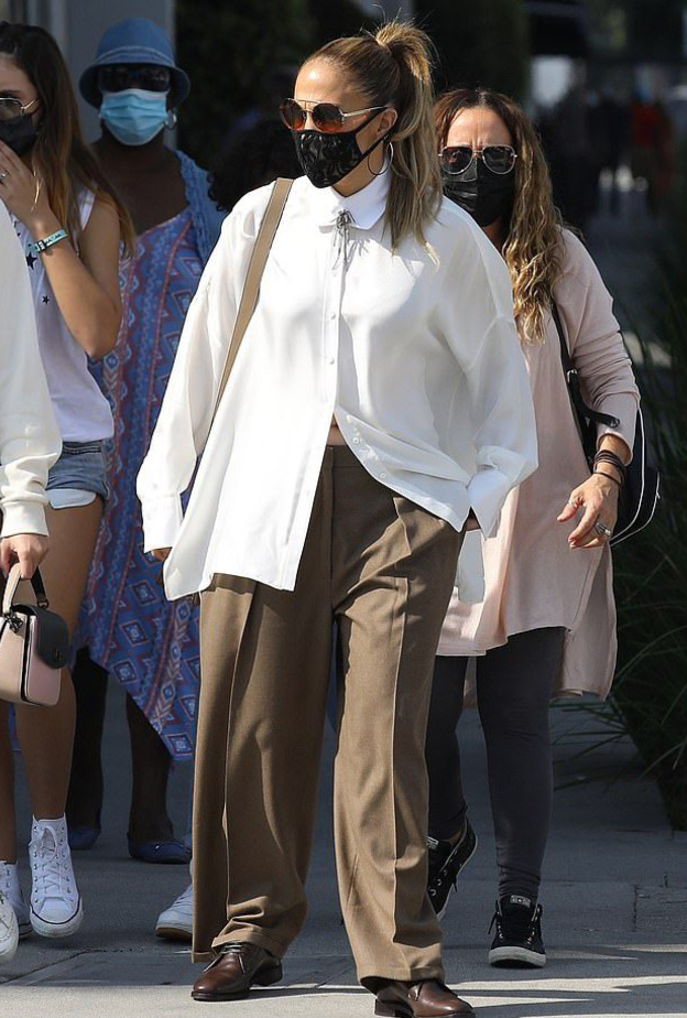 اطلالة جينيفر لوبيز بصيحة الأوفر سايز بالقصات الذكورية