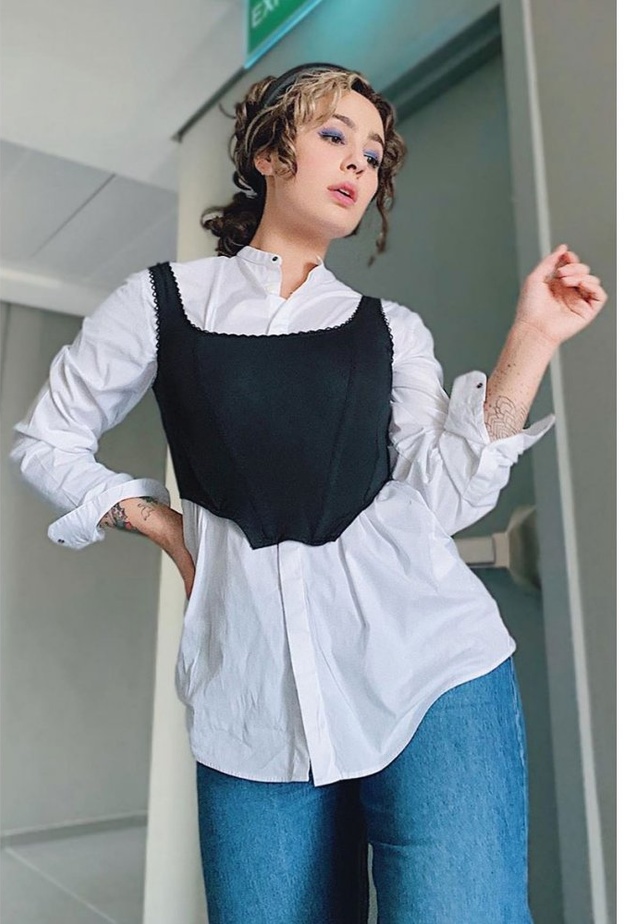 تجرأي على إضافة الكورسيه أو الكروب توب فوقه بأسلوب الفاشينيستا أسيا